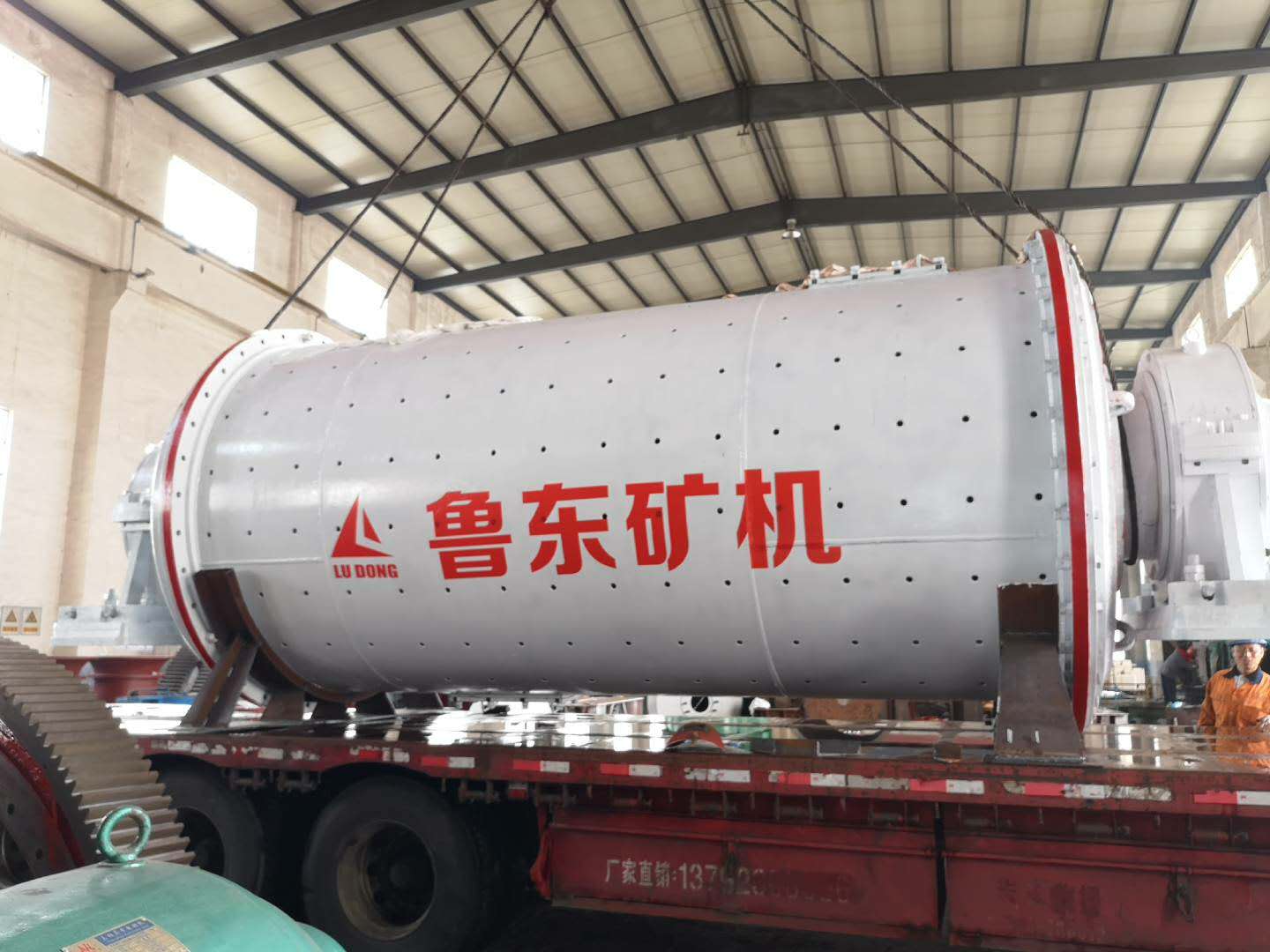 球磨機筒體出現(xiàn)裂紋應(yīng)該怎么去修復(fù)呢